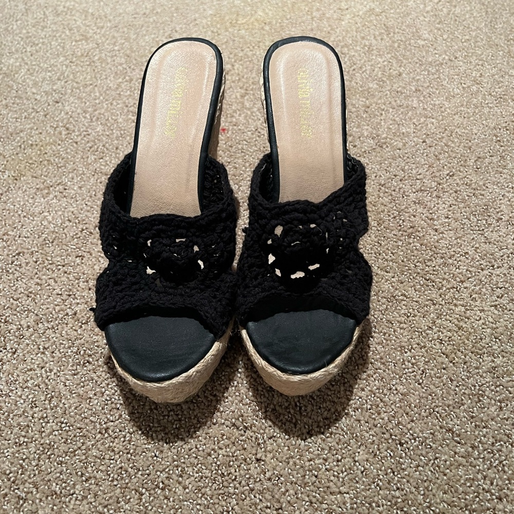 Olivia Miller black macrame espandrille wedges size 8